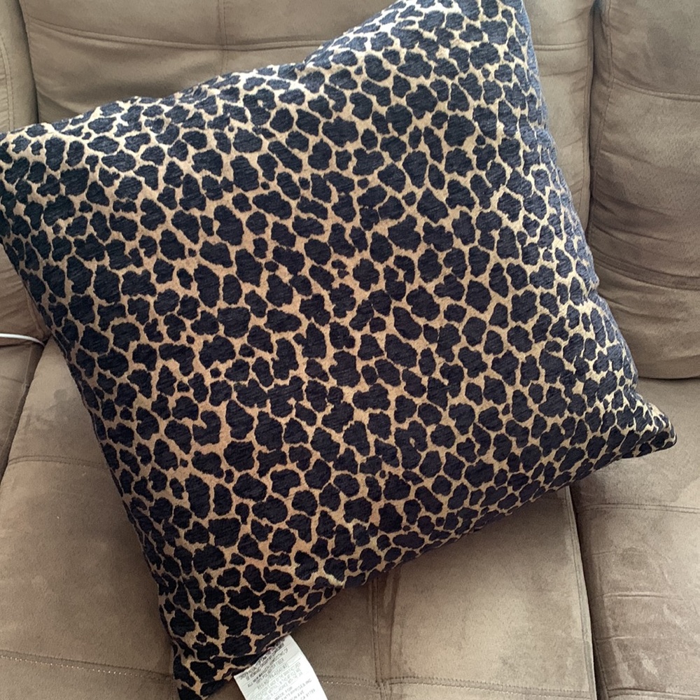 🍒 23” square Pillow - New - Picture 3 of 4